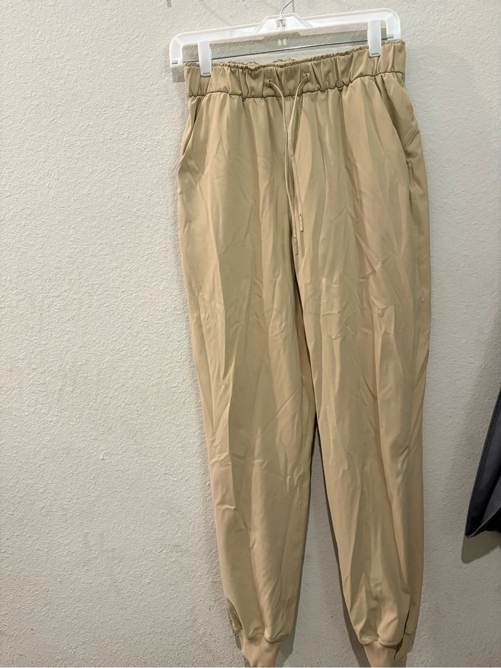 lululemon athletica women’s Lightweight Drawstring Joggers in Khaki